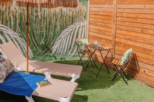Deluxe One-Bedroom Bungalow with Private Garden image 10