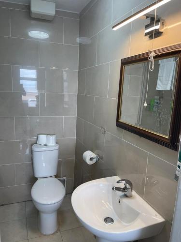 The Clarendon Hotel - image 11