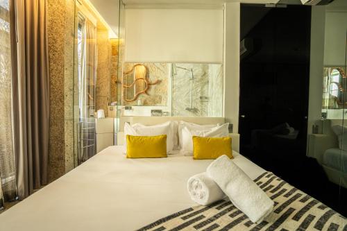 Double Room with Balcony image 10