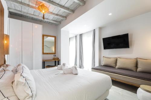 Blue Carpet Luxury Suites - image 11