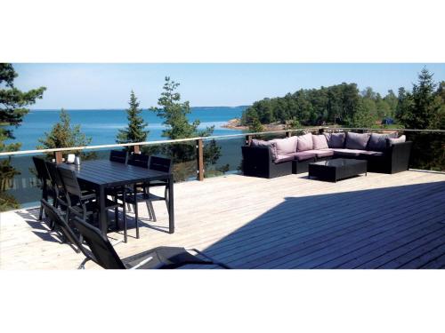 Svino Waterfront Villa in Lumparland