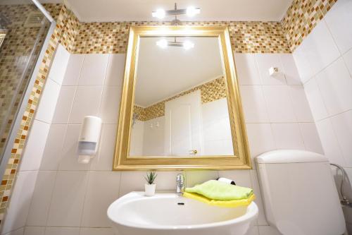 Unirii Square Old Town Apartment - image 4