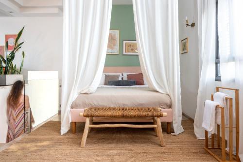1 queen bed, 2 sofa beds