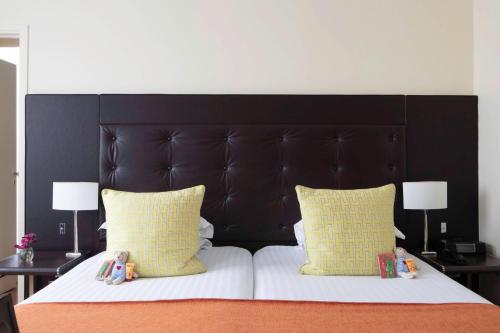 1 double bed, 2 twin beds