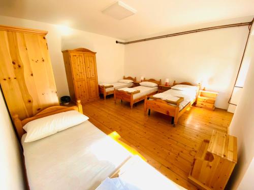 7 twin beds