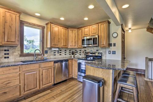 3-Story Home with Balcony 6 Mi to Winter Park! - image 7