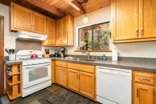 Creekside Cabin on St Bernard by Tahoe Mountain Properties - image 12