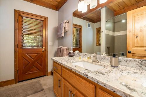 Creekside Cabin on St Bernard by Tahoe Mountain Properties - image 10