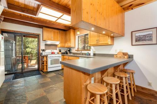 Creekside Cabin on St Bernard by Tahoe Mountain Properties - image 12