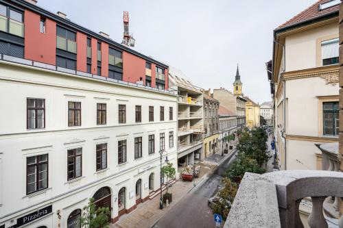 Király 35 Luxury Apartment with free parking - image 8
