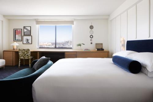 Premium King Room with Tub and Walk-In Shower/Bay View image 7