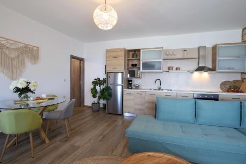 2 bedrooms, 5 beds