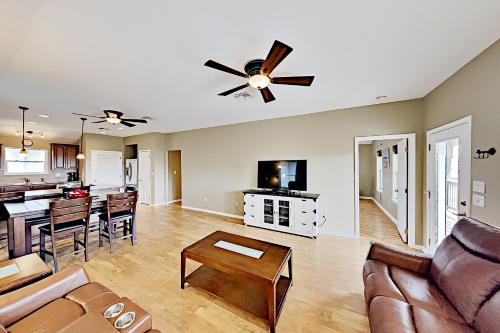 Bay-View Delight - Walk to Beach Pier & Dining home - image 5