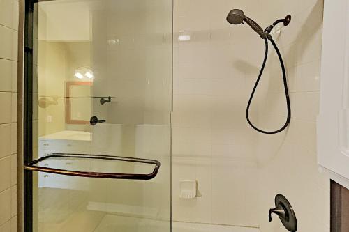 Bay-View Delight - Walk to Beach Pier & Dining home - image 12