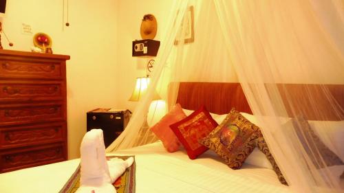 Double Room with Shared Bathroom image 2