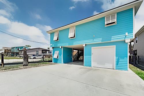 Bay-View Delight - Walk to Beach Pier & Dining home - image 2