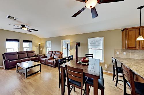 Bay-View Delight - Walk to Beach Pier & Dining home - image 3