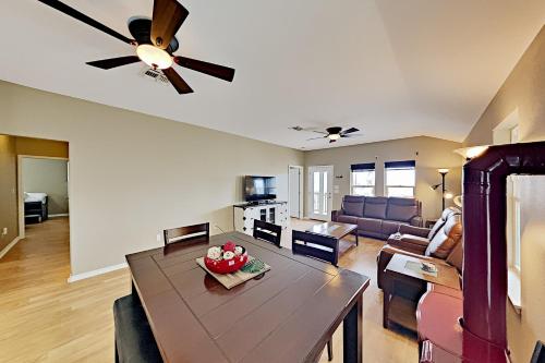 Bay-View Delight - Walk to Beach Pier & Dining home - image 6