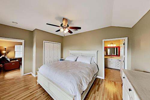 Bay-View Delight - Walk to Beach Pier & Dining home - image 9