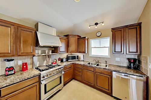 Bay-View Delight - Walk to Beach Pier & Dining home - image 7