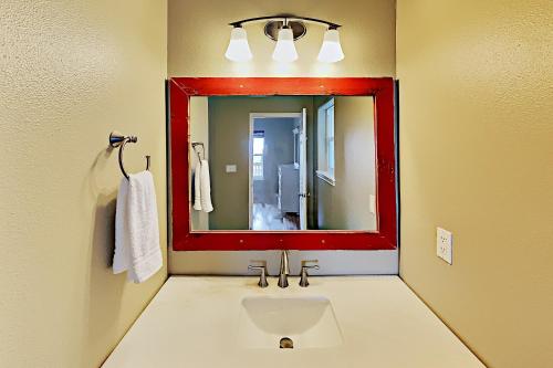 Bay-View Delight - Walk to Beach Pier & Dining home - image 11