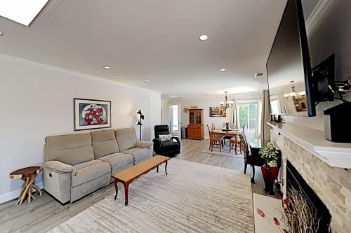 Updated Del Rey Oaks Haven with Outdoor Living home - image 3