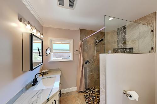 Updated Del Rey Oaks Haven with Outdoor Living home - image 9