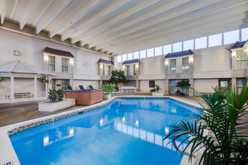 Swimming pool, Heritage Inn Hotel & Convention Centre - Moose Jaw in Moose Jaw