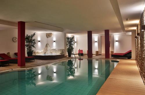 Swimming pool, Wellnesshotel Schweizerhof in Saas-Fee