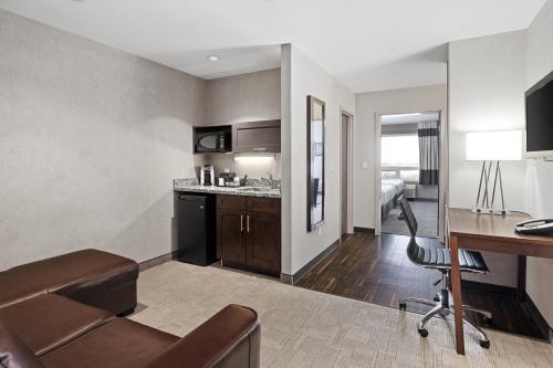 Kitchen, Home Inn & Suites - Swift Current in Swift Current (SK)