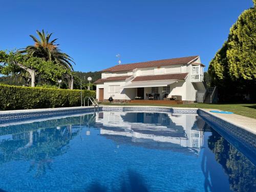 Tranquilidad con piscina en Casa Nantes en Sanxenxo