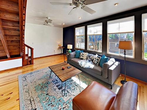 East Austin Bungalow Home Home - image 12