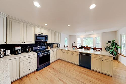 Chic Retreat - Indoor Pool & Hot Tub Fenced Yard home - image 4