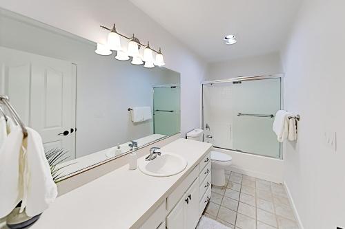 Chic Retreat - Indoor Pool & Hot Tub Fenced Yard home - image 12