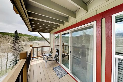 Mountain-View Escape at Silver Queen East condo - main image