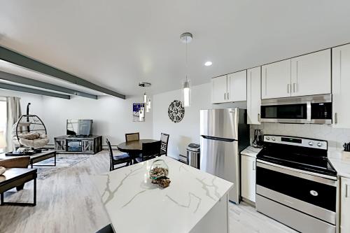 Mountain-View Escape at Silver Queen East condo - image 9