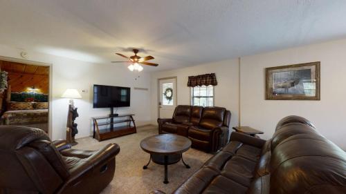 Wuzy's Flop House cabin - image 5
