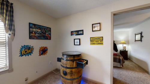 Wuzy's Flop House cabin - image 7