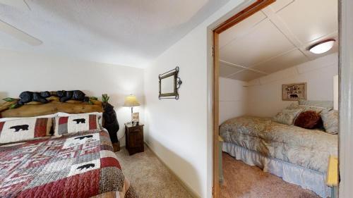 Wuzy's Flop House cabin - image 12