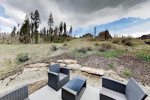 Modern Alpine All-Suite Retreat - Walk to Dining townhouse - image 2