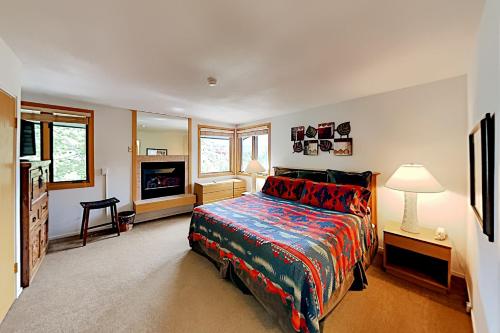 Exceptional Vacation Home in Snowmass Village townhouse - image 5