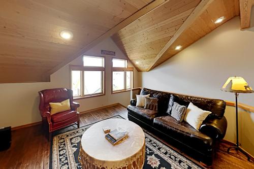 Slopeside Luxury - Hot Tub - 5 Min Walk to Lift home - main image