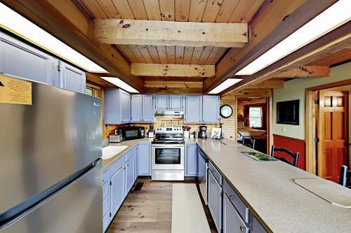 Bearenberg Cabin - Epic Views Hot Tub & Game Area cabin - image 2