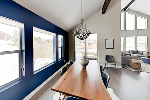 Brand-New Pinebrook Retreat - Hot Tub & EV Charger townhouse - image 3