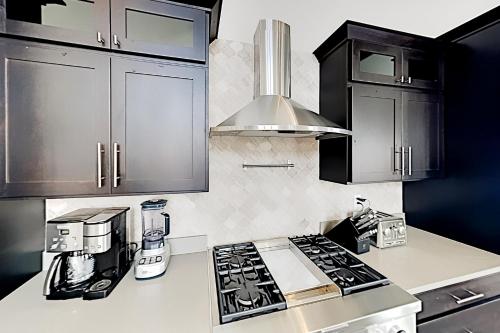 Brand-New Pinebrook Retreat - Hot Tub & EV Charger townhouse - image 7