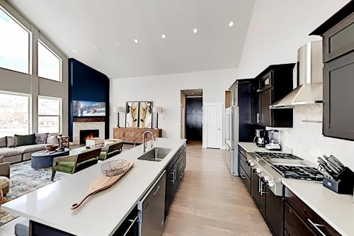 Brand-New Pinebrook Retreat - Hot Tub & EV Charger townhouse - image 8