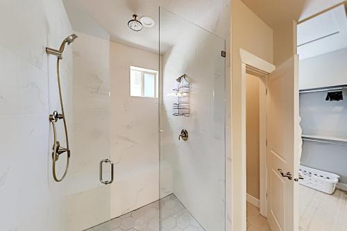 Brand-New Pinebrook Retreat - Hot Tub & EV Charger townhouse - image 11
