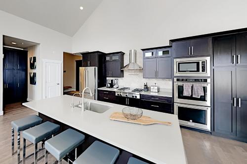 Brand-New Pinebrook Retreat - Hot Tub & EV Charger townhouse - image 12