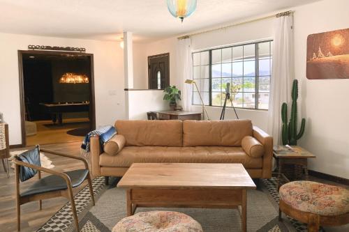 Peaceful Retreat - Billiards Room Private Hot Tub home - image 2