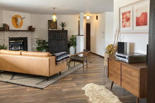 Peaceful Retreat - Billiards Room Private Hot Tub home - image 3
